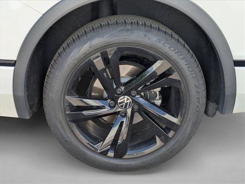 Used 2024 Volkswagen Tiguan SE R-Line AWD/4WD image 10