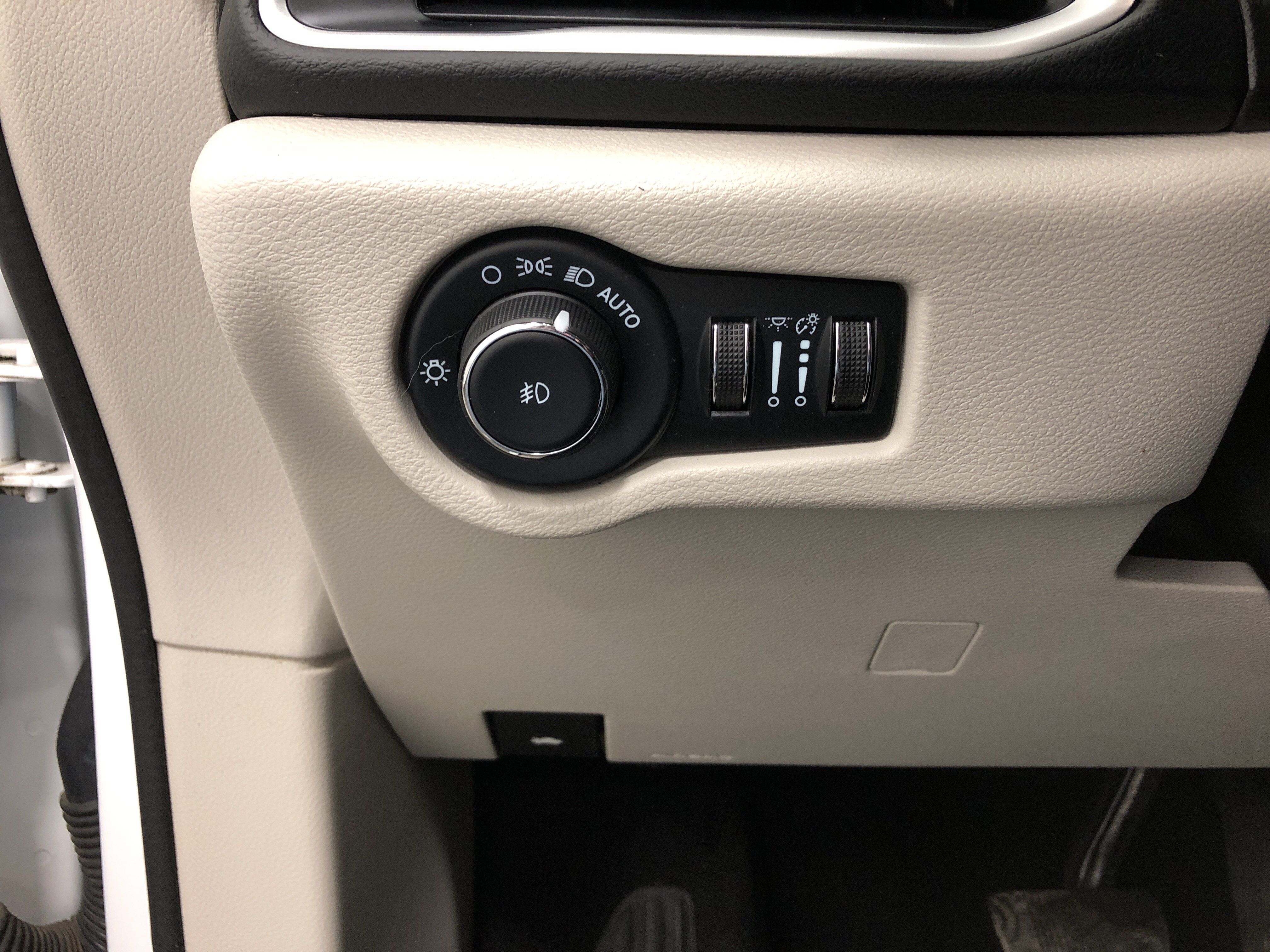 Used 2023 Chrysler Pacifica Touring-L FWD image 18