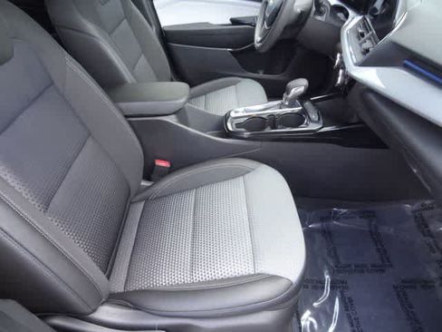 Used 2025 Chevrolet Trax LT FWD image 13