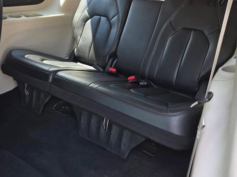 Used 2023 Chrysler Pacifica Touring-L FWD image 11