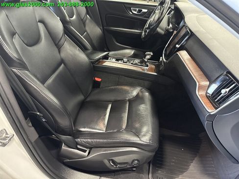 Used 2021 Volvo S60 T5 Momentum image 5