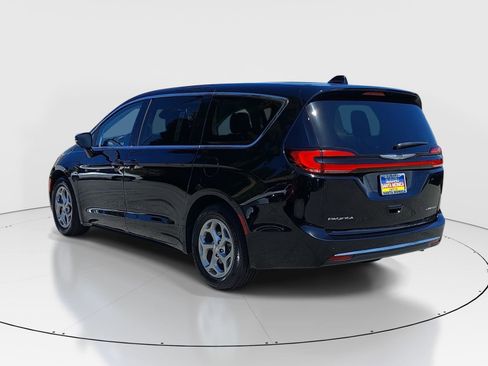 Used 2024 Chrysler Pacifica Limited FWD image 5