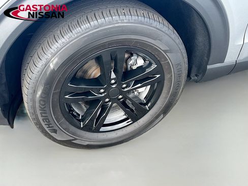 Used 2023 Ford Explorer XLT AWD/4WD image 40