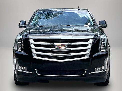 Used 2019 Cadillac Escalade Luxury RWD image 3