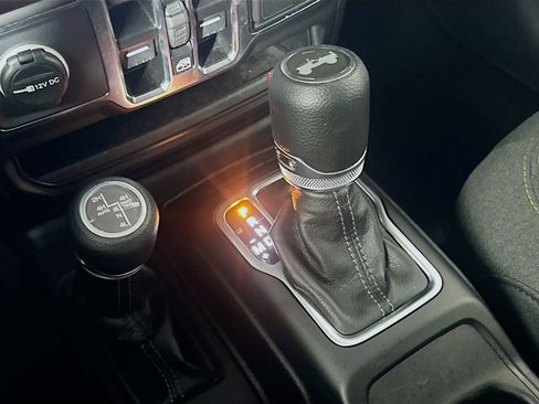 Used 2025 Jeep Wrangler Sahara image 23