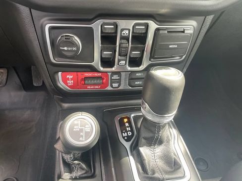 Certified 2025 Jeep Wrangler Unlimited Rubicon AWD/4WD image 35