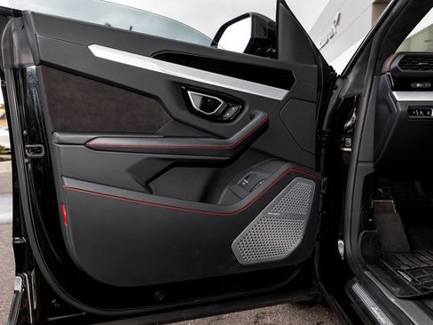 Used 2020 Lamborghini Urus image 32