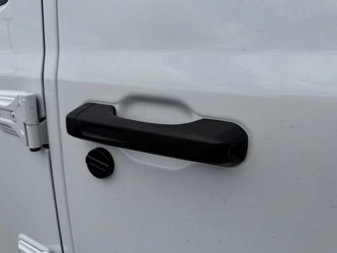 Used 2023 Jeep Gladiator Sport AWD/4WD image 9