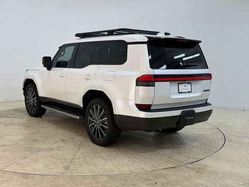 Used 2024 Lexus GX 550 AWD/4WD image 3