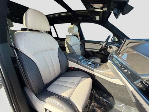 Used 2023 BMW X7 xDrive40i w/ Executive Package image 17