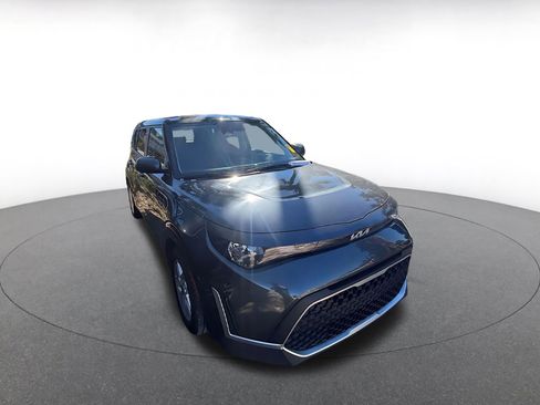 Used 2025 Kia Soul LX w/ LX Technology Package image 2