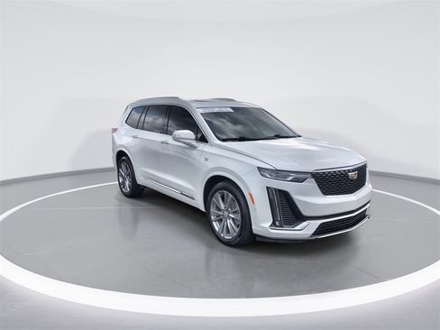 Used 2023 Cadillac XT6 Premium Luxury image 2