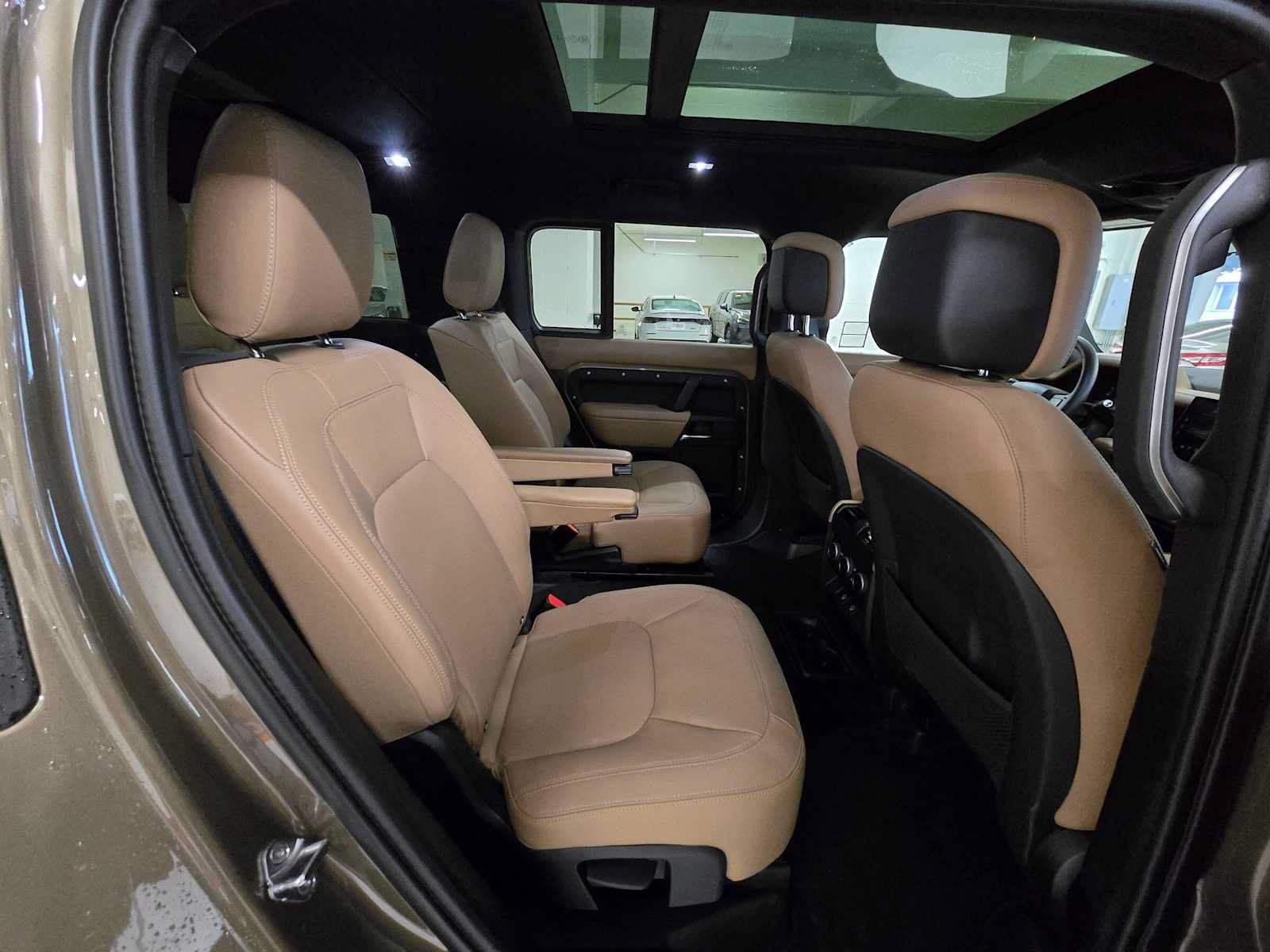 Used 2025 Land Rover Defender 130 X-Dynamic SE AWD/4WD image 12