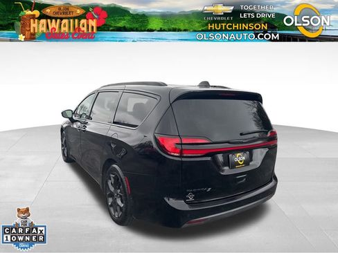 Used 2025 Chrysler Pacifica Limited image 3