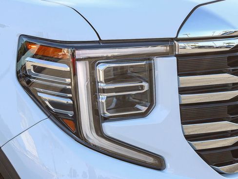 Used 2022 GMC Sierra 1500 SLT w/ SLT Premium Package AWD/4WD image 4