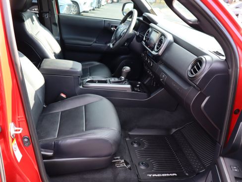 Used 2018 Toyota Tacoma TRD Off-Road w/ TRD Premium Off Road Package image 29