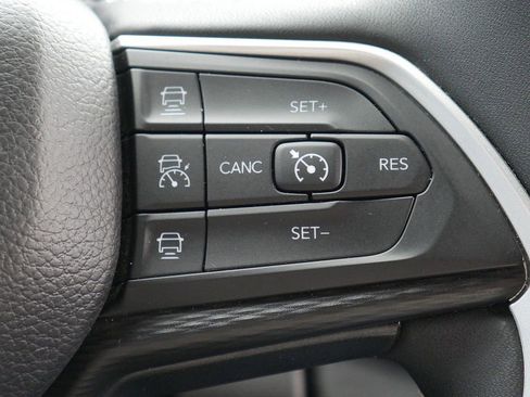 Used 2023 Jeep Grand Cherokee Altitude AWD/4WD image 32