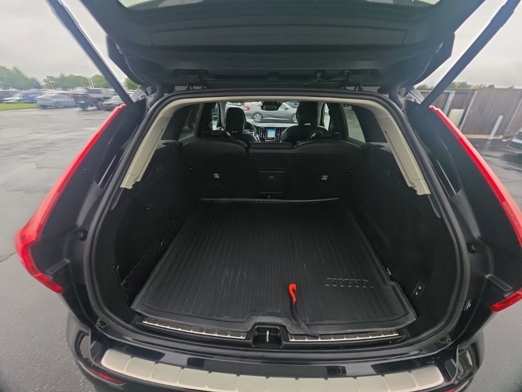 Used 2019 Volvo XC60 T5 Momentum w/ Multimedia Package AWD/4WD image 29