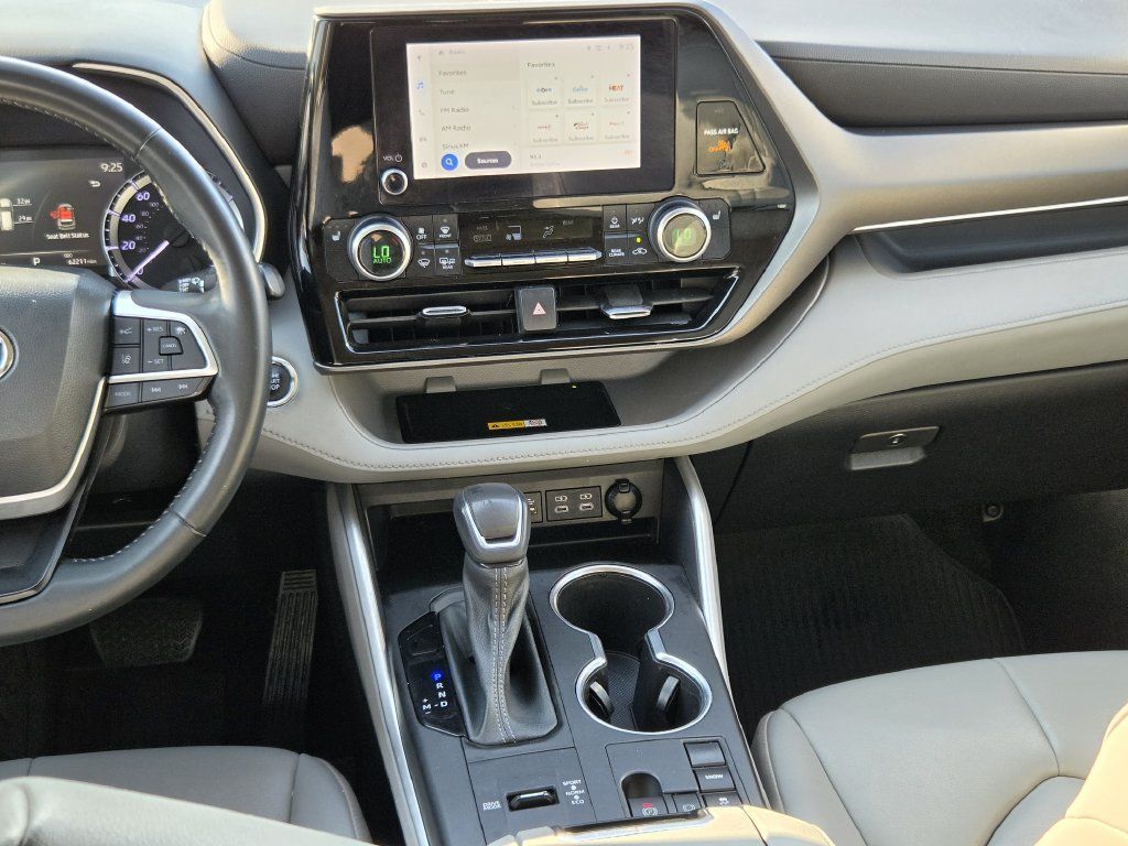 Used 2023 Toyota Highlander XLE FWD image 17