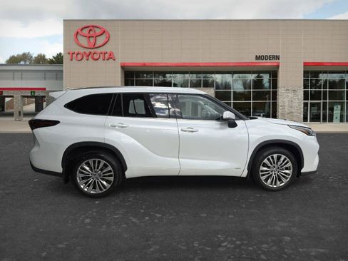 Certified 2026 Toyota Highlander Platinum AWD/4WD image 3