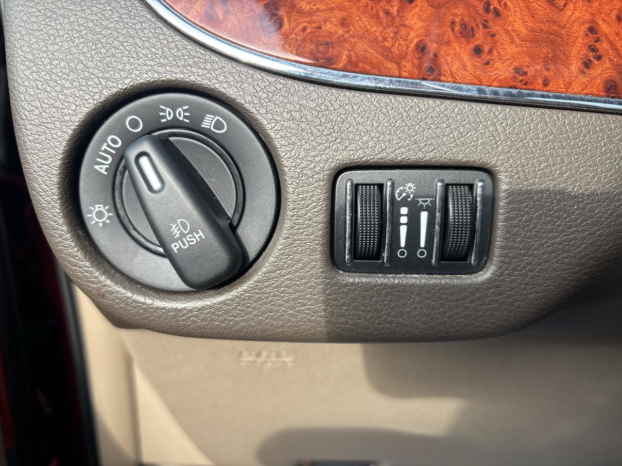 Used 2016 Chrysler Town & Country Touring w/ Driver Convenience Group FWD image 17