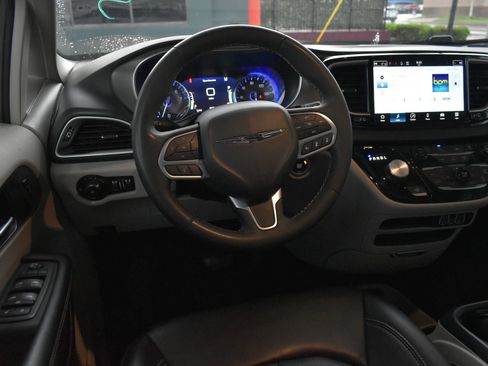 Used 2023 Chrysler Pacifica Touring-L FWD image 19