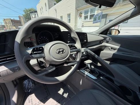 Used 2021 Hyundai Elantra SE FWD image 15