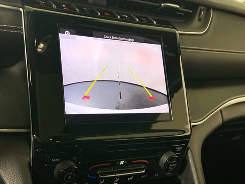 Used 2023 Jeep Grand Cherokee Laredo image 13