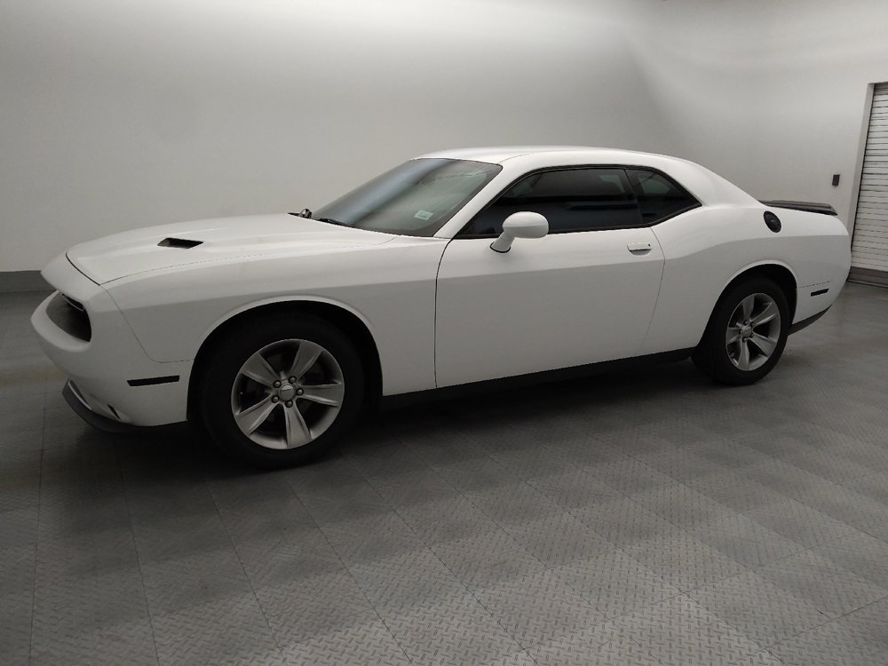 Used 2016 Dodge Challenger SXT RWD image 2