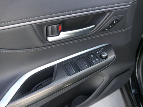 Used 2024 Toyota Venza XLE image 19