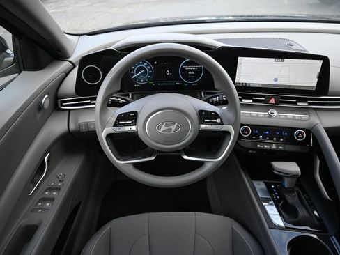 Used 2024 Hyundai Elantra Blue FWD image 9