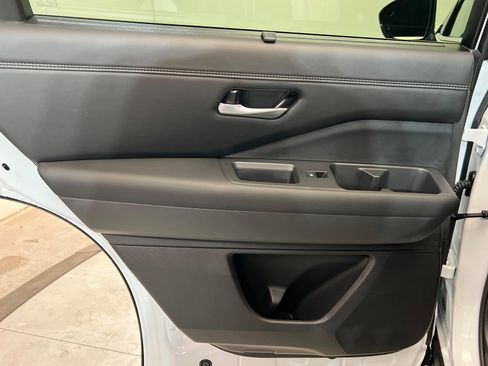 New 2026 Nissan Pathfinder Platinum image 18