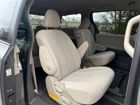 Used 2011 Toyota Sienna LE w/ Towing Pkg FWD image 13