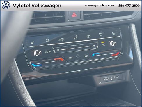 Certified 2025 Volkswagen Jetta SEL image 29
