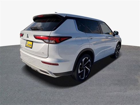 Used 2024 Mitsubishi Outlander SE image 3