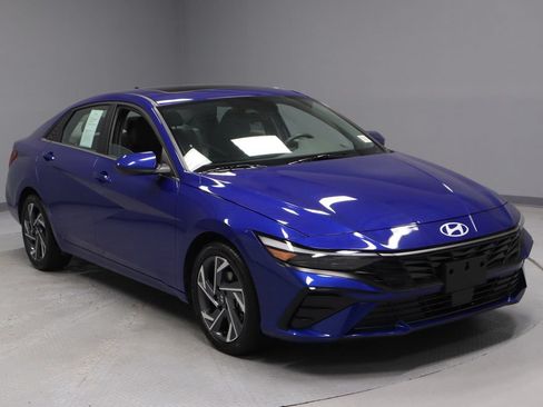 Used 2025 Hyundai Elantra SEL FWD image 1