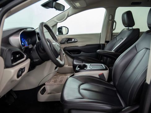 Used 2024 Chrysler Pacifica Limited FWD image 8