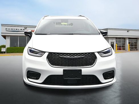 Used 2024 Chrysler Pacifica Limited w/ Uconnect Theater Family Group AWD/4WD image 8