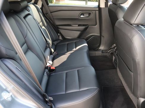 Used 2025 Nissan Rogue SL FWD image 11