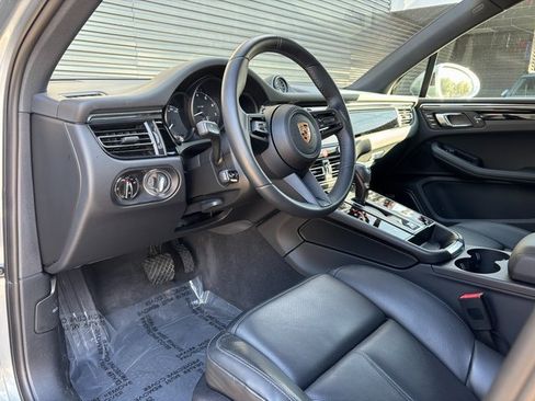 Certified 2025 Porsche Macan image 4