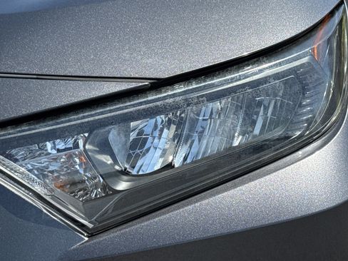 Used 2019 Toyota RAV4 LE FWD image 6