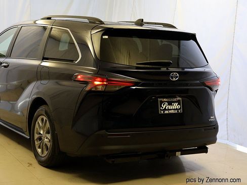 Used 2022 Toyota Sienna XLE FWD image 8