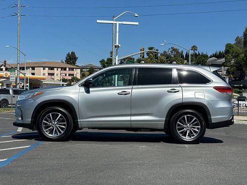 Used 2018 Toyota Highlander XLE w/ Carpet Mat Package (TMS) FWD image 2