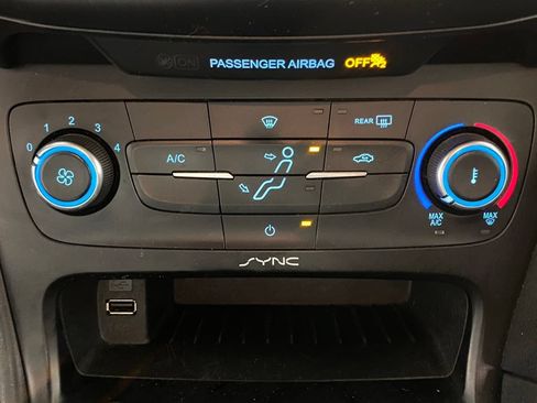 Used 2015 Ford Focus SE FWD image 24