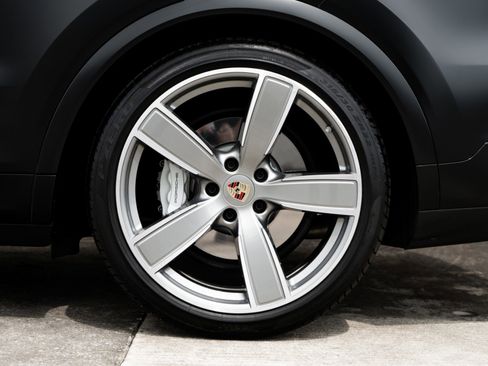 Used 2023 Porsche Cayenne Turbo AWD/4WD image 42