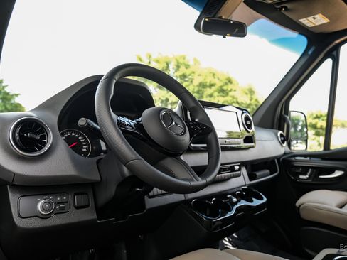 Used 2025 Mercedes-Benz Sprinter 2500 image 31