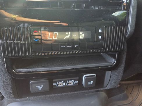 Used 2024 Jeep Wagoneer 4WD w/ Premium Group I image 15