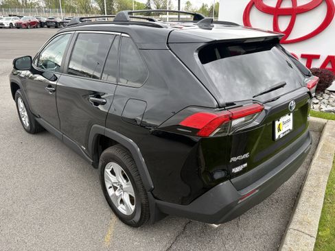 Used 2021 Toyota RAV4 XLE w/ Convenience Package AWD/4WD image 6