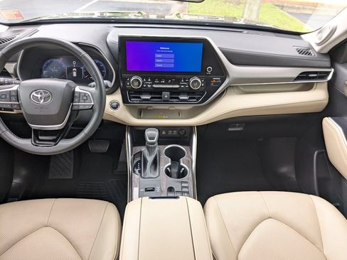 Used 2023 Toyota Highlander Limited FWD image 16