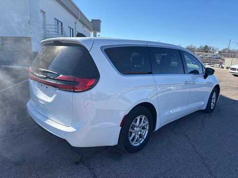 Used 2025 Chrysler Pacifica Select image 7